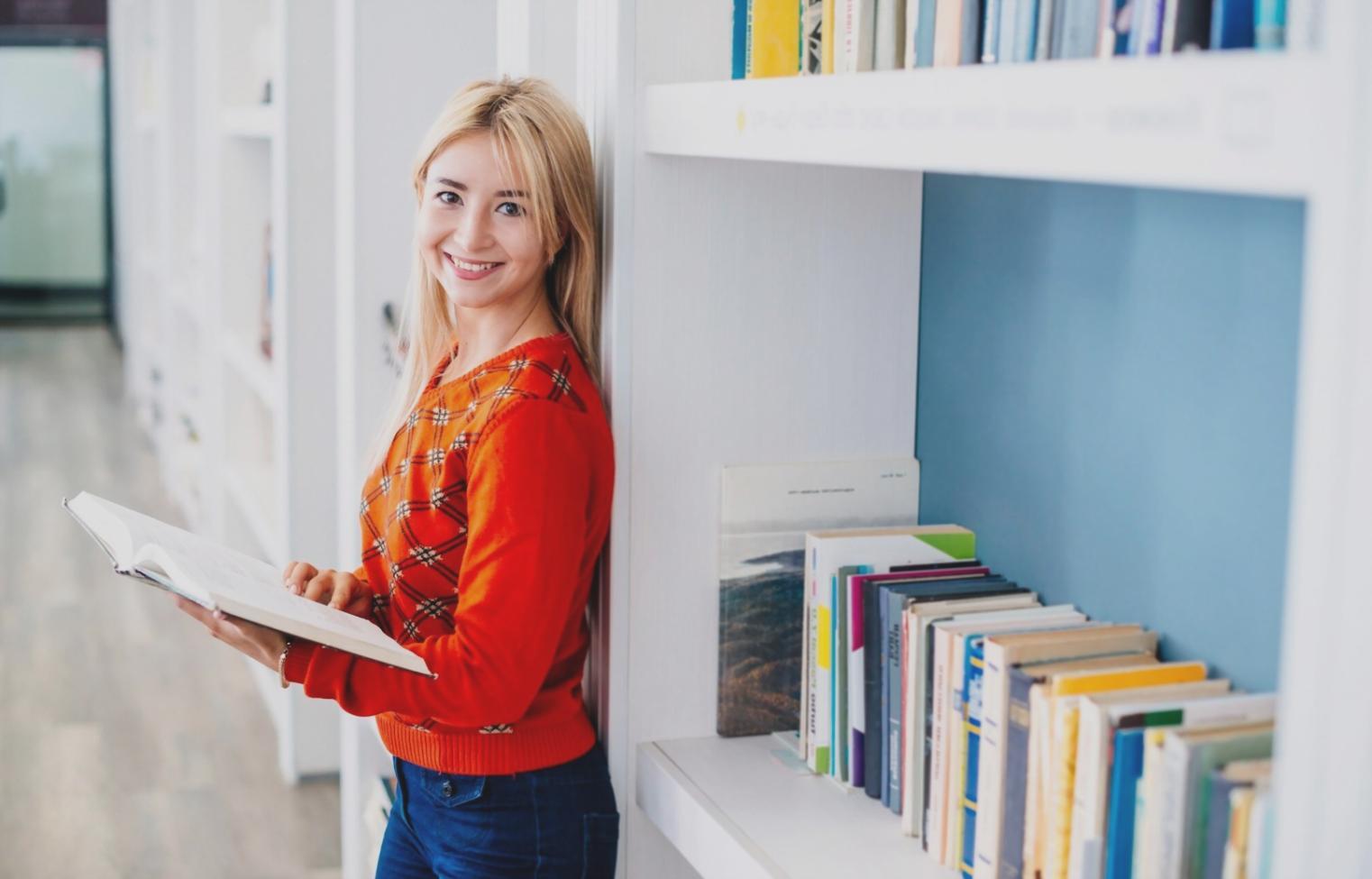 Dettaglio di tecniche avanzate di taglio capelli con forbici professionali