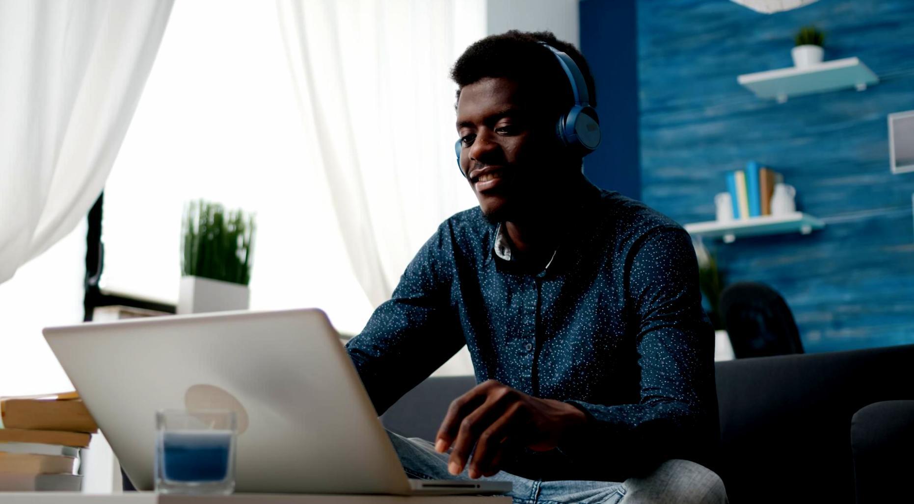 Professionista durante una sessione avanzata di taglio capelli